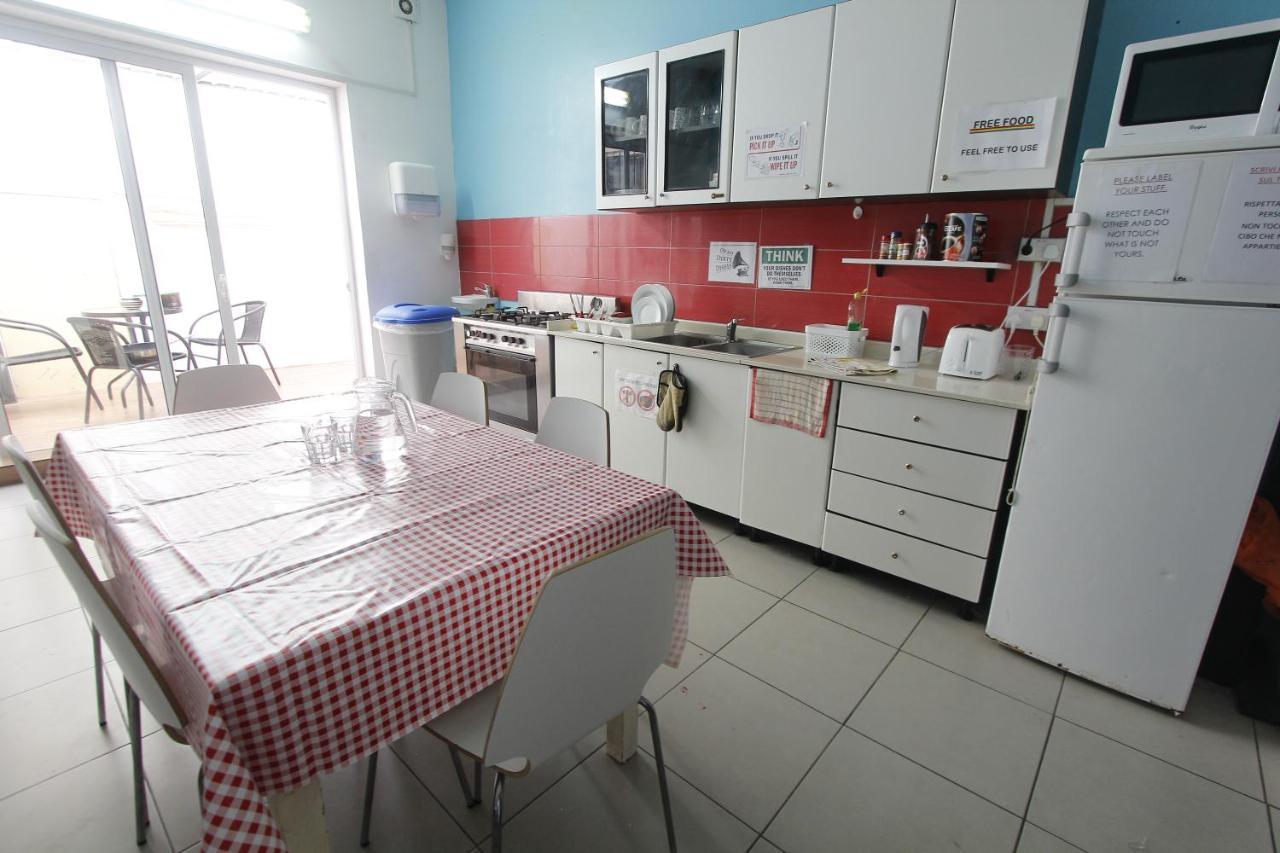 Metropole Budget Hostel Сент Джулианс Экстерьер фото